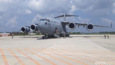 Penampakan Pesawat Jumbo Militer AS Mendarat di Pekanbaru
