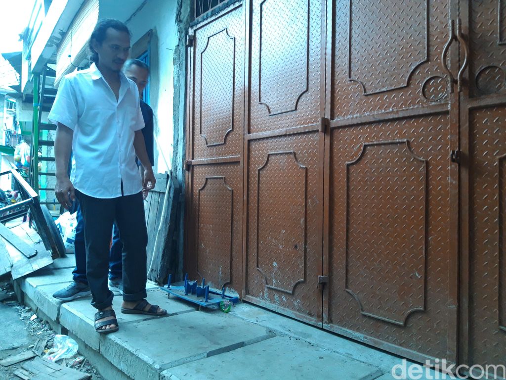 Pintu rumah warga Jembatan Besi Tambora Jakbar ini sudah tak lagi terhalang penutup got. (Rakha AD/detikcom)