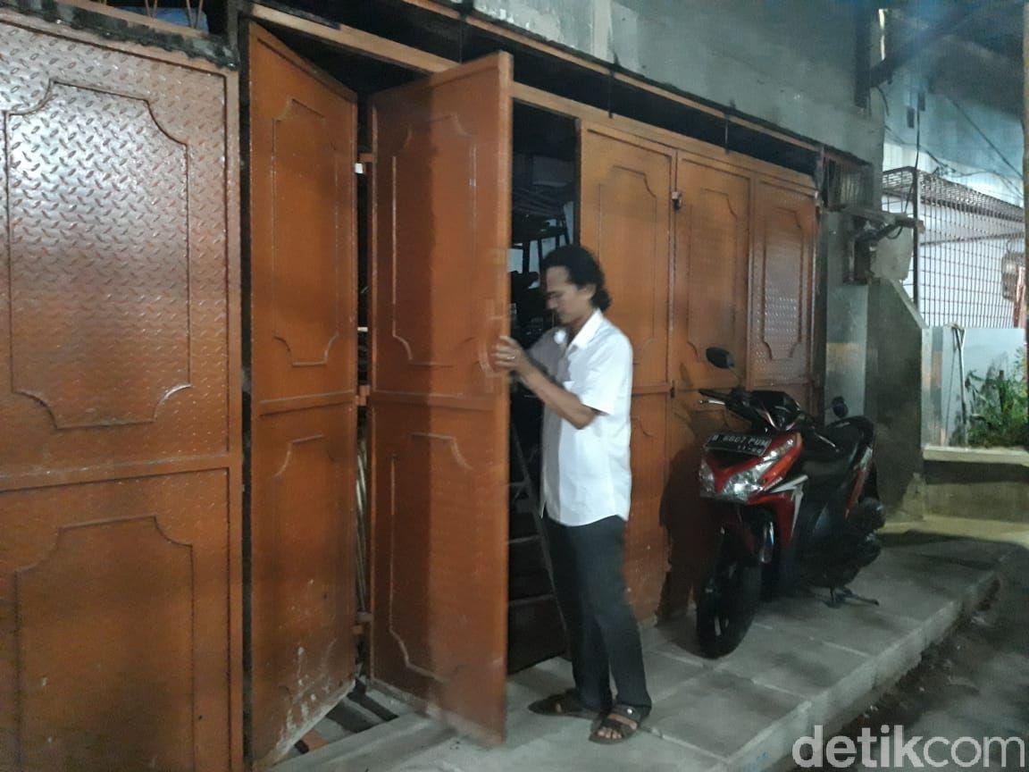 Pintu rumah warga Jembatan Besi Tambora Jakbar ini sudah tak lagi terhalang penutup got. (Rakha AD/detikcom)
