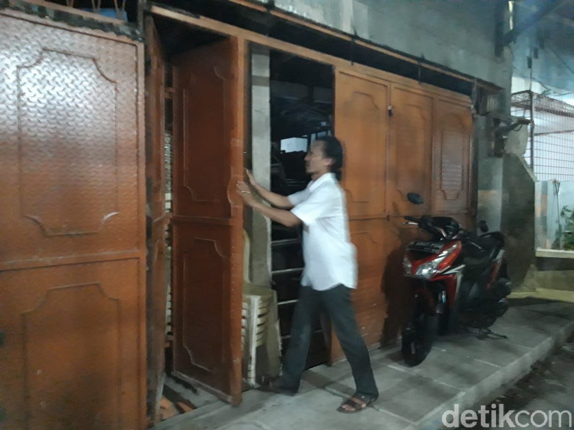 Pintu rumah warga Jembatan Besi Tambora Jakbar ini sudah tak lagi terhalang penutup got. (Rakha AD/detikcom)