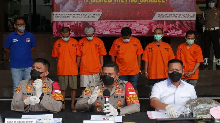 Polres Jaksel menggagalkan peredaran ganja 10 kg dan sabu 644 gram dalam sepekan terakhir.