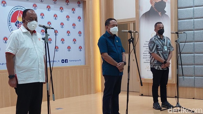 Ketua Umum KONI Pusat Marciano Norman, Menpora Zainudin Amali, Direktorat Kesehatan Kerja dan Olahraga Kementerian Kesehatan, Harry Papilaya, di Kantor Kemenpora, Selasa (8/6/2021). Mereka membahas PON Papua