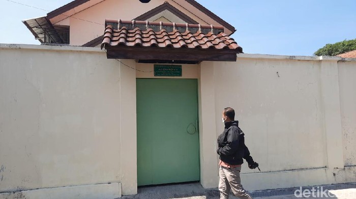Ponpes Al-Quraniy Azzayadiy, Kelurahan Bumi, Laweyan, Solo, di-lockdown usai 39 santri positif Corona atau COVID-19.