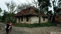 Di salah satu sudut Kota Tangerang Selatan, terdapat rumah tua yang diketahui didirikan di masa Kolonial Belanda.  
