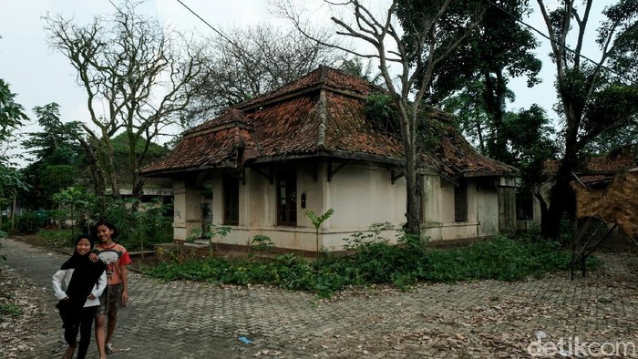 Di salah satu sudut Kota Tangerang Selatan, terdapat rumah tua yang didirikan di zaman Belanda. Bangunan itu terkenal dengan nama Rumah Belanda 1891 Cilenggang.