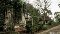Dua bangunan tua itu kini tak lagi berpenghuni.