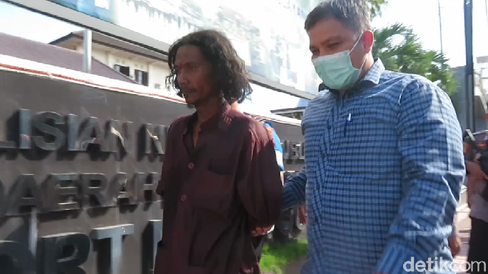 Pria bergolok ngamuk pukuli gerbang Mapolresta Yogyakarta, Selasa (8/6/2021).