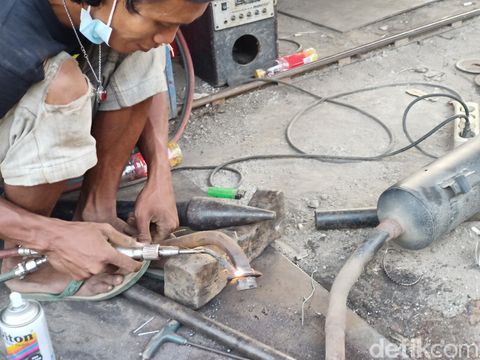 Produsen Knalpot di Karawang terancam gulung tikar gegara razia knalpot bising dan pandemi virus corona.