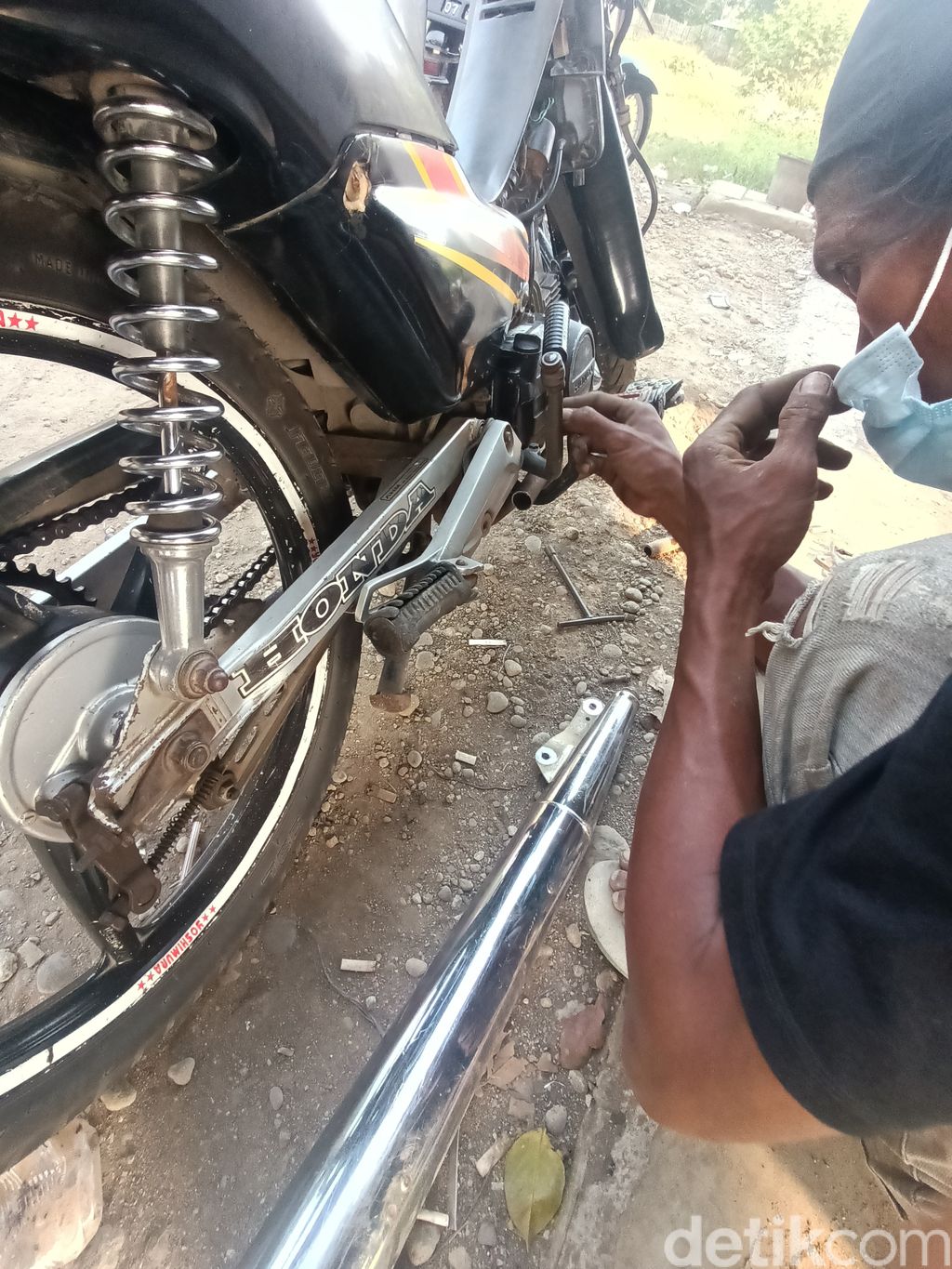 Produsen Knalpot di Karawang terancam gulung tikar gegara razia knalpot bising dan pandemi virus corona.
