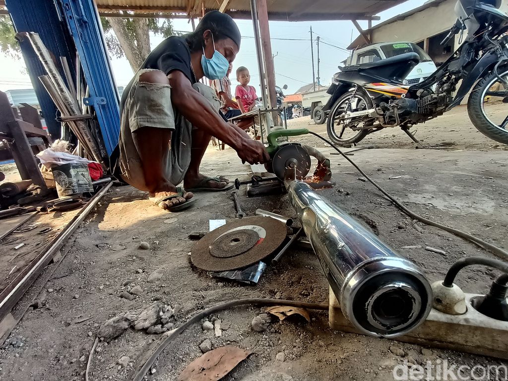 Produsen Knalpot di Karawang terancam gulung tikar gegara razia knalpot bising dan pandemi virus corona.