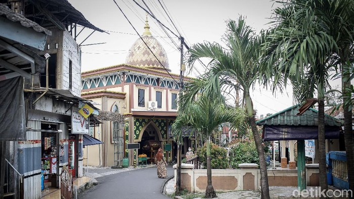 Sebuah RW di Kota Tangerang lockdown usai puluhan warga terinfeksi virus Corona. Akses keluar masuk lingkungan RW itu pun dijaga ketat Satgas COVID-19.