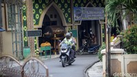 Akibatnya, RW 03 pun dilockdown guna mengantisipasi kian meluasnya penyebaran COVID-19.  