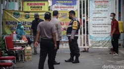 Sebuah RW di Kota Tangerang lockdown usai puluhan warga terinfeksi virus Corona. Akses keluar masuk lingkungan RW itu pun dijaga ketat Satgas COVID-19.