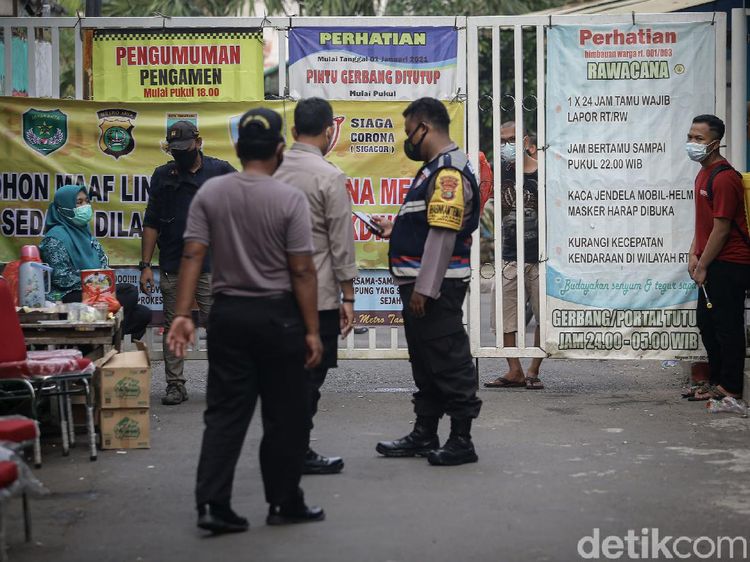 Puluhan Warga Terpapar COVID-19, Satu RW di Tangerang Lockdown