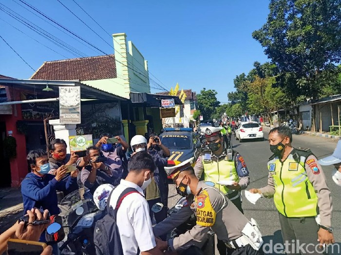 Sekitar 100 pelajar tingkat SMA menyerang SMK Ahmad Yani di Kota Probolinggo pada Senin (7/6). Hari ini, polisi mengantisipasi serangan balasan.