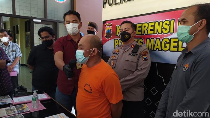 Satpam berinisial BD (40) nekat mencuri besi tree grate proyek pariwisata Borobudur berdalih demi biaya sekolah anak. Tersangka saat dihadirkan di Mapolres Magelang, Selasa (8/6/2021).