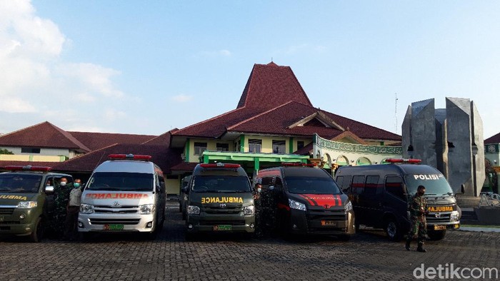 Sejumlah ambulans bersiap di Asrama Haji Donohudan, Boyolali, Selasa (8/6/2021).