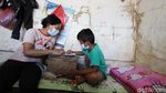 Sekolah Tatap Muka Belum Digelar, Bocah Ini Kerjakan Ujian di Pasar