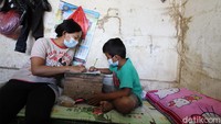 Sekolah tatap muka yang belum diselenggarakan akibat pandemi COVID-19 membuat Raka mengerjakan ujian di kios pasar milik orang tuanya.