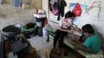 Sekolah Tatap Muka Belum Digelar, Bocah Ini Kerjakan Ujian di Pasar