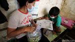 Sekolah Tatap Muka Belum Digelar, Bocah Ini Kerjakan Ujian di Pasar
