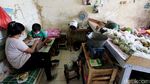 Sekolah Tatap Muka Belum Digelar, Bocah Ini Kerjakan Ujian di Pasar