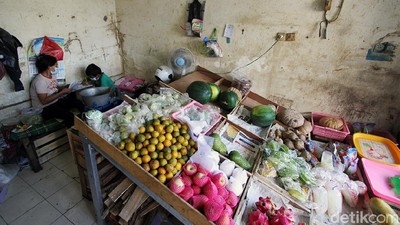 Sekolah Tatap Muka Belum Digelar, Bocah Ini Kerjakan Ujian di Pasar