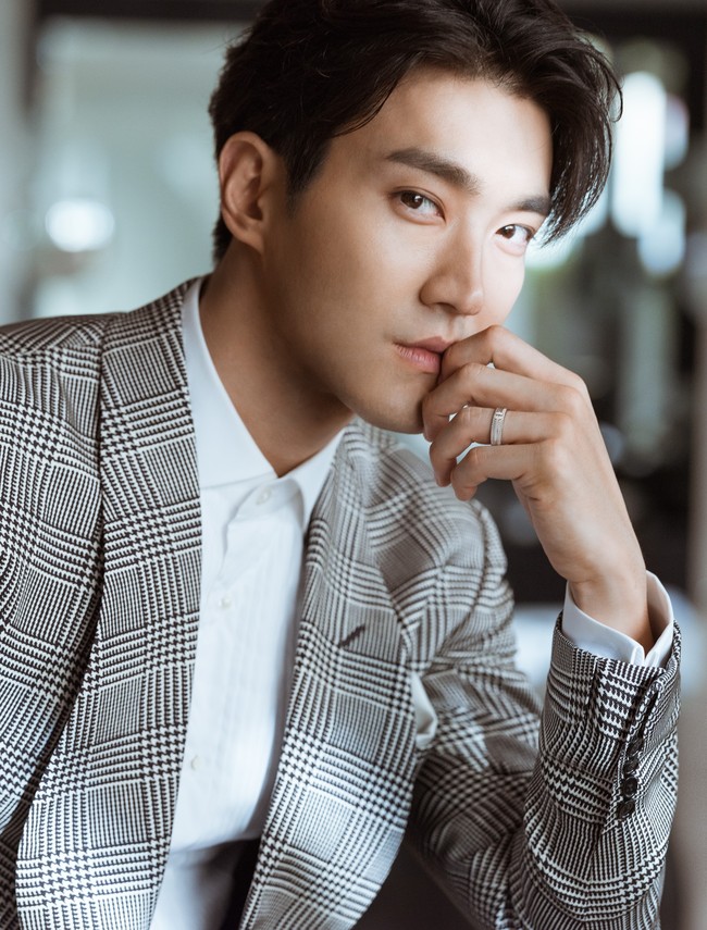 Siwon lulus dari Inha University mengambil jurusan Pendidikan Jasmani. Personel Super Junior itu memang memiliki tubuh atletis. Dia rutin olahraga dengan bermain basket, lari, maupun ngegym. Foto: dok. Prestige Hong Kong