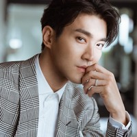 Siwon lulus dari Inha University mengambil jurusan Pendidikan Jasmani. Personel Super Junior itu memang memiliki tubuh atletis. Dia rutin olahraga dengan bermain basket, lari, maupun ngegym. Foto: dok. Prestige Hong Kong