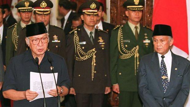 Soeharto saat menyampaikan pidato pengunduran diri pada 1998 usai Indonesia dihantam krisis dan banyak tuntutan reformasi dari masyarakat.