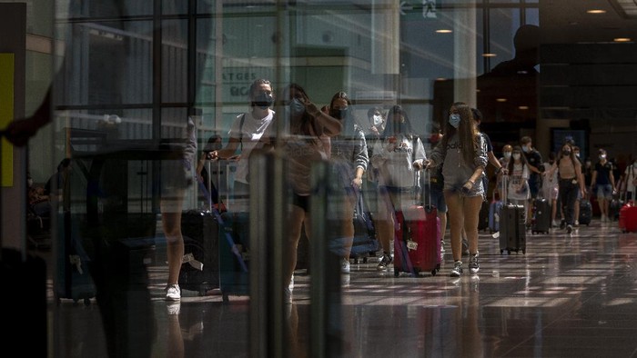Spanyol Buka Pintu Lagi Buat Turis Dunia People arrive at Barcelona airport, Spain, Monday, June 7, 2021. Spain is trying to ramp up its tourism industry by welcoming from Monday vaccinated visitors from most countries, as well as all Europeans who prove that they are not infected with the coronavirus. (AP Photo/Emilio Morenatti)