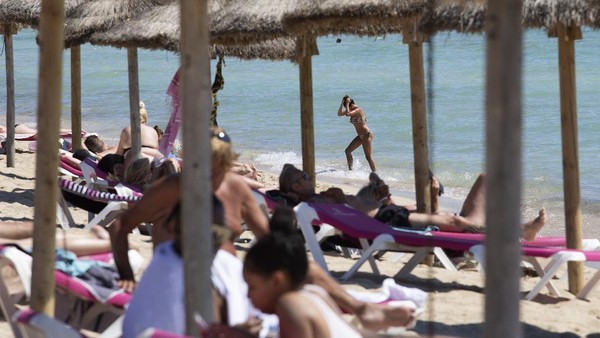 Spanyol juga akan mulai mengizinkan kapal pesiar masuk ke pelabuhannya lagi mulai Senin (7/6/2021). AP Photo/Francisco Ubilla Spanyol juga akan mulai mengizinkan kapal pesiar masuk ke pelabuhannya lagi mulai Senin (7/6/2021). AP Photo/Francisco Ubilla