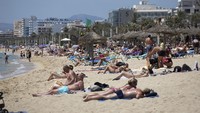 Namun kebijakan ini sepertinya belum dapat  meningkatkan kunjungan turis dari Inggris, yang merupakan sumber wisatawan terbesar bagi Spanyol. AP Photo/Francisco Ubilla   Namun kebijakan ini sepertinya belum dapat  meningkatkan kunjungan turis dari Inggris, yang merupakan sumber wisatawan terbesar bagi Spanyol. AP Photo/Francisco Ubilla