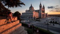 Madrid berada di posisi ketujuh dengan transformasi hijau yang ambisius. Pembangunan hutan kota sepanjang 47 mil akan menyambungkan ruang hijau dan menurunkan suhu kota. Selain itu, proyek Madrid Nuevo Norte akan menghidupkan kawasan rel utara menjadi distrik bisnis dan residensial modern yang terintegrasi dengan transportasi publik. (Getty Images/Pablo Blazquez Dominguez)