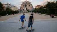 Spanyol sangat bergantung pada industri pariwisatanya. Negara ini adalah satu dari perekonomian Barat yang sangat  terdampak pandemi, melihat penurunan 10,8 persen dalam PDB-nya pada tahun 2020. Pablo Blazquez Dominguez/Getty Images   Spanyol sangat bergantung pada industri pariwisatanya. Negara ini adalah satu dari perekonomian Barat yang sangat  terdampak pandemi, melihat penurunan 10,8 persen dalam PDB-nya pada tahun 2020. Pablo Blazquez Dominguez/Getty Images