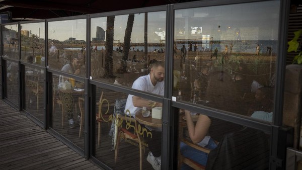 Di seluruh negeri, dari Costa del Sol hingga Kepulauan Canary, hotel dan restoran dibuka kembali setelah berbulan-bulan ditutup, dan maskapai penerbangan telah memulai kembali rute yang dihentikan selama puncak pandemi. AP Photo/Emilio Morenatti Di seluruh negeri, dari Costa del Sol hingga Kepulauan Canary, hotel dan restoran dibuka kembali setelah berbulan-bulan ditutup, dan maskapai penerbangan telah memulai kembali rute yang dihentikan selama puncak pandemi. AP Photo/Emilio Morenatti