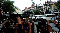 Sedari awal awak media sudah bersiaga menunggu Jerinx di pintu keluar Lapas, namun tidak ada pernyataan yang dikeluarkan Jerinx saat keluar Lapas. Foto: Sui-detikcom