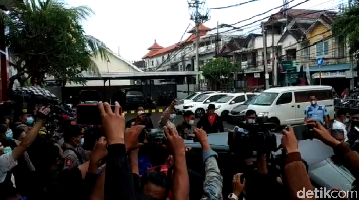 Suasana saat Jerinx bebas dari Lapas Kerobkan.