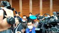 Dia tampak menggunakan masker warna biru serta kostum putih hitam saat keluar Lapas. Foto: Sui-detikcom