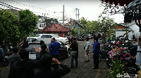 Tampak mobil berwarna hitam yang sudah menunggu Jerinx di depan Lapas dan langsung beranjak saat Jerinx masuk ke dalam mobil. Foto: Sui/detikcom.