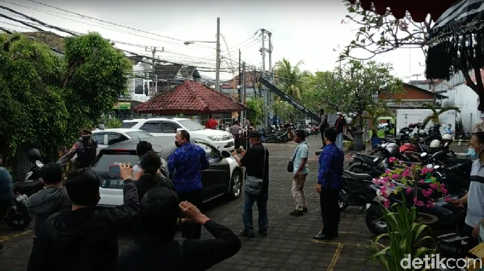 Suasana saat mobil yang menjemput Jerinx meninggalkan Lapas Kerobokan (Sui/detikcom).