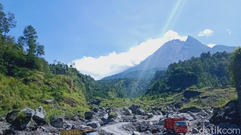 Tebing Kali Talang dilihat dari alur Sungai Woro, Desa Balerante, Kecamatan Kemalang
