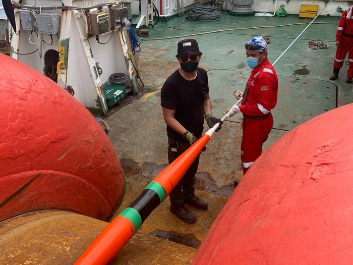 Tim Teknisi telah berhasil melakukan proses penyambungan kabel laut SMPCS arah Biak/Sorong dan arah Jayapura
di atas Kapal DNEX Pacific Link (DPL).