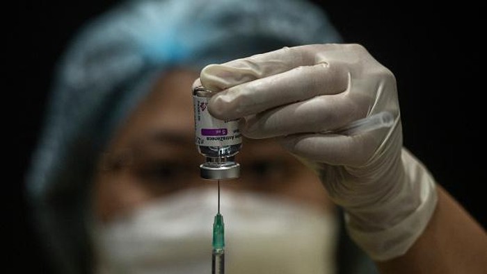 BANGKOK, THAILAND - JUNE 07: A woman takes a selfie while being administered the AstraZeneca Covid-19 coronavirus vaccine by a health worker at the mass vaccination site inside the Siam Paragon shopping mall on June 07, 2021 in Bangkok, Thailand. Thailand began rolling out its long-anticipated mass vaccination program on Monday. The government has said it will vaccinate around 70 percent of its population by the end of the year, with either  Sinovac or AstraZeneca vaccines. The government has also announced plans to acquire Pfizer and Johnson & Johnson vaccines to bolster its program. (Photo by Sirachai Arunrugstichai/Getty Images)