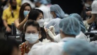 Pemerintah Thailand akan mengelola 6 juta dosis AstraZeneca buatan lokal dan vaksin Sinovac impor, dengan harapan dapat meredakan kekhawatiran tentang peluncuran vaksinasi yang lambat dan kekurangan pasokan.  