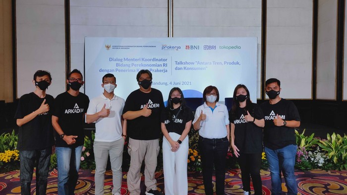 Tim Arkademi bersama Direktur Eksekutif  PMO Kartu Prakerja Denni Puspa Purbasari dan Direktur Operasi Kartu Prakerja Hengki Sihombing.