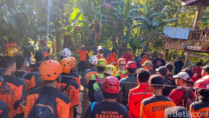 Tim SAR gabungan saat melakukan koordinasi mencari pendaki wanita yang hilang di Maros (dok. Istimewa).