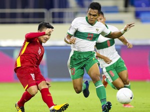 Panas! Bek Vietnam Cekik Pemain Indonesia, Lolos Pantauan Wasit