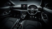 Varian ini menambahkan emblem Morizo di kaca depan serta perlengkapan dari tim balap Rookie Racing yang menggunakan GR Yaris untuk balapan. Foto: Dok. Toyota