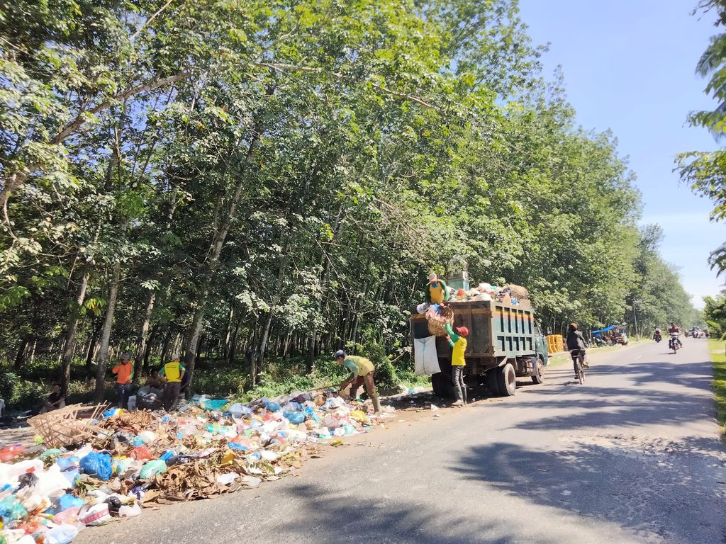 Tumpukan sampah di jalanan Asahan (Perdana-detikcom)